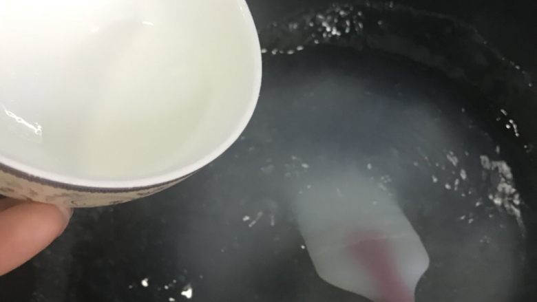 爽口豌豆凉粉,转小火将淀粉水缓慢的倒入锅中 ，边倒边搅拌 ，避免糊锅