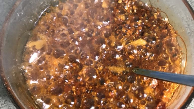 爽口豌豆凉粉,锅中放多一点油烧热后浇在碗中 ，边倒边搅拌