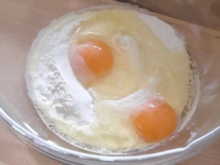 沙琪玛,混合鸡蛋、面粉、泡打粉、盐，先用筷子搅拌成絮状，再把面团转移到揉面台上