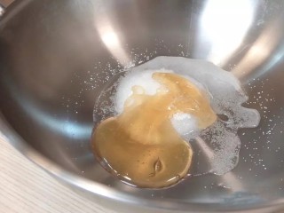 沙琪玛,熬糖浆:把细砂糖、麦芽糖、水倒入锅里，中小火加热