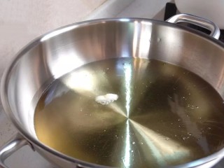沙琪玛,锅里倒入适量的玉米油，开中火加热（检测油温:放入一根面条，面条能迅速浮上来即可）