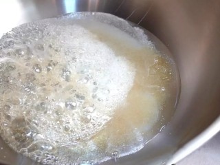 沙琪玛,加热沸腾之前不要搅拌，否则糖会结晶出沙，等糖浆全部沸腾后，就可以搅拌了