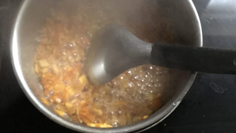 老冰糖橙皮丁,下橙皮丁和盐大小煮开后转中小火慢慢煮，煮至锅底基本上没有水份，看上去通透发亮，要勤搅拌当心糊底