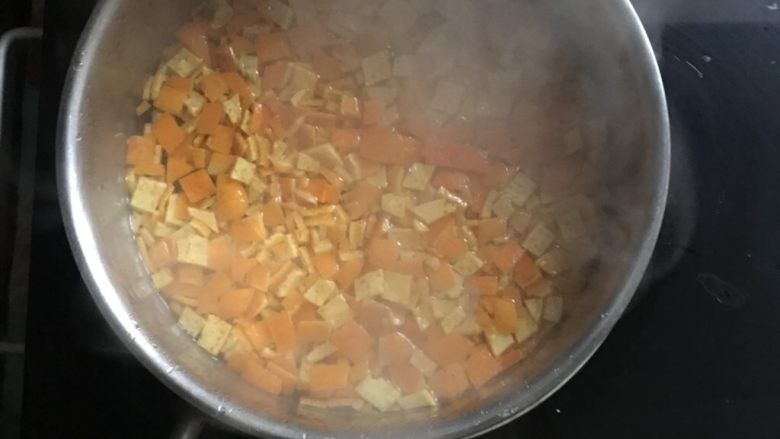 老冰糖橙皮丁,不锈钢奶锅先放入水烧开后下橙皮丁，煮开后1分钟关火