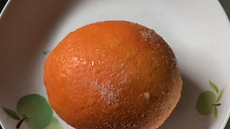 老冰糖橙皮丁,橙子表面用盐搓洗干净，用两手掌使劲来回搓，方便剥出橙皮