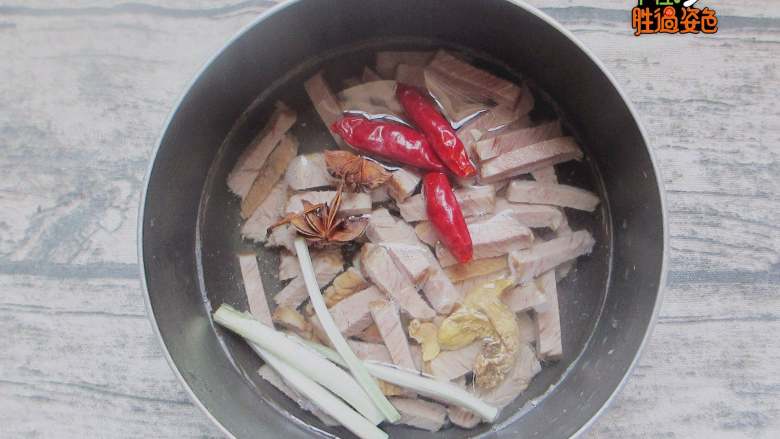 自制牛肉干,然后把牛肉放锅里，入八角、干辣椒、葱姜