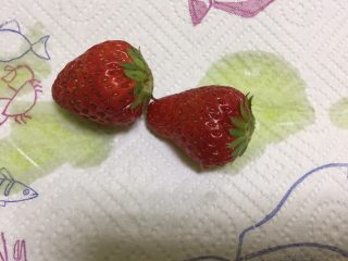 草莓大福,取出用厨房纸巾吸干水份