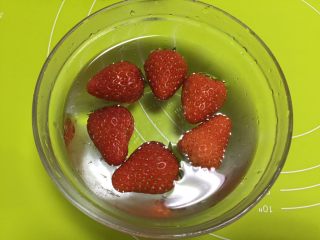草莓大福,草莓用淡盐水泡一会儿，草莓我选的大小均匀的中小型草莓哦