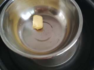 红豆沙糯米滋,在处理糯米糊的时候可以先对黄油进行隔水融化
