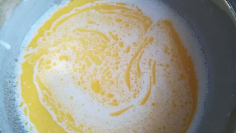 红豆沙糯米滋,倒入已融化的黄油进行搅拌混合