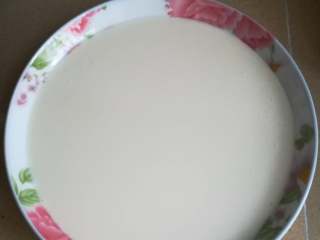 红豆沙糯米滋,叫混合好的面糊倒入浅底宽口的陶瓷碟中