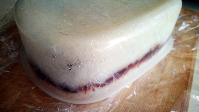 传统甜品～糯米切糕,从冰箱取出来倒扣出糯米糕