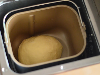 肠仔包,将面团揉圆后放回面包桶，启动发酵程序，约50分钟