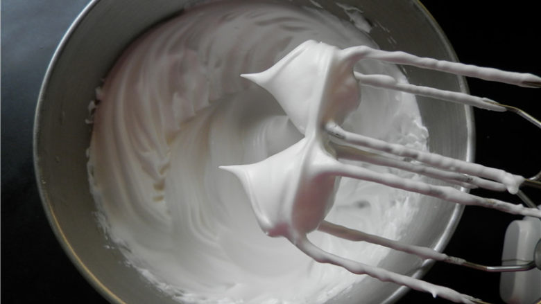红枣玫瑰纸杯蛋糕,最后打发至硬性发泡：蛋白霜出现小而直立的尖角（湿性偏干状态时，要低速打发）。