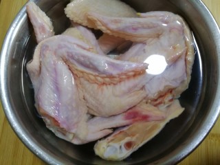 鸡全翅炖土豆,鸡全翅，用水泡去血水。