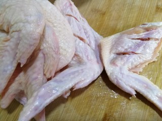 鸡全翅炖土豆,翅中处用到刀割两下，这样炖时更入味儿。