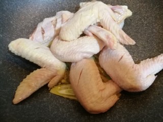 鸡全翅炖土豆,接着放入鸡全翅，