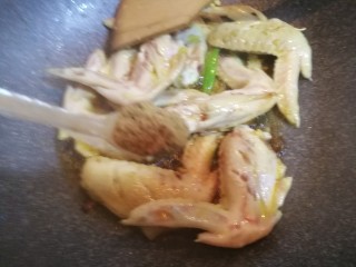 鸡全翅炖土豆,炒一会儿后，放一小勺13香，两勺酱油，