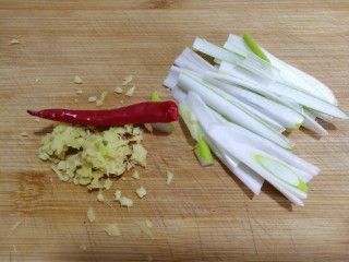 鸡全翅炖土豆,葱切丝，姜切碎，加一朵椒。