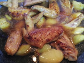 鸡全翅炖土豆,添水，水与鸡全翅，土豆持平即可。