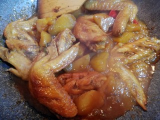 鸡全翅炖土豆,炖到汤汁微稠，即可出锅了。