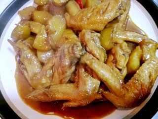 鸡全翅炖土豆,出锅装盘，实惠美味的家常菜。