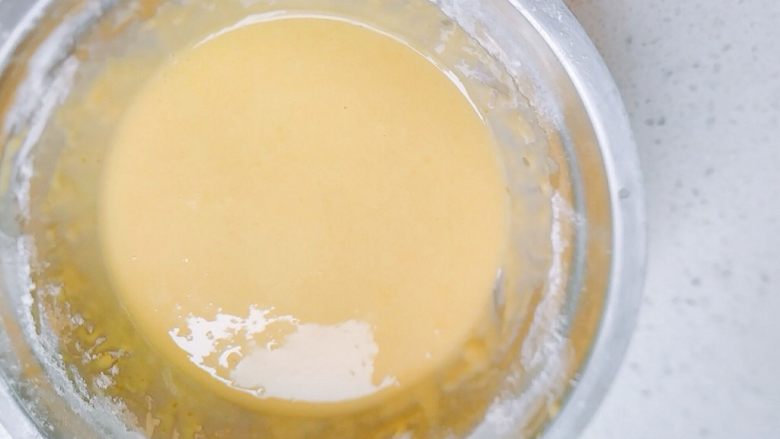 普通面粉版-戚风纸杯蛋糕,搅拌到无颗粒，可以放旁边待用了。这个时候可以预热烤箱了，160°预热10分钟。