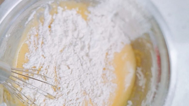 普通面粉版-戚风纸杯蛋糕,接着过筛剩下的面粉和玉米淀粉，用上面同样的方法搅拌均匀，到完全融合。
