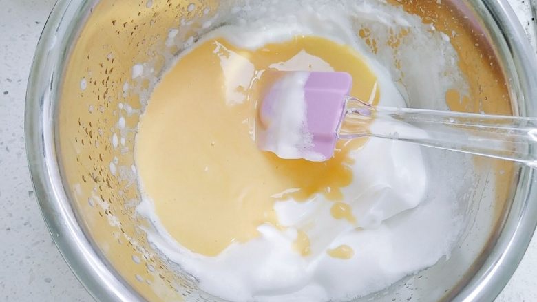 普通面粉版-戚风纸杯蛋糕,最后把搅拌好的蛋黄全部倒进剩下的蛋白里，依旧用上面的手法搅拌，直到完全融合。