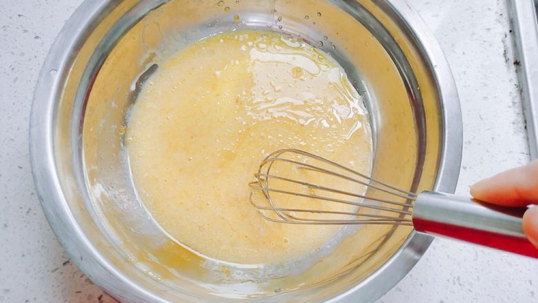普通面粉版-戚风纸杯蛋糕,用手动打蛋器搅拌均匀，到完全融合。