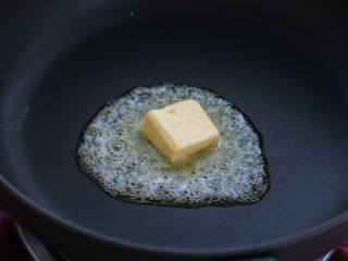 花样土司+爆浆芝士土司卷,锅中放黄油用小火融化