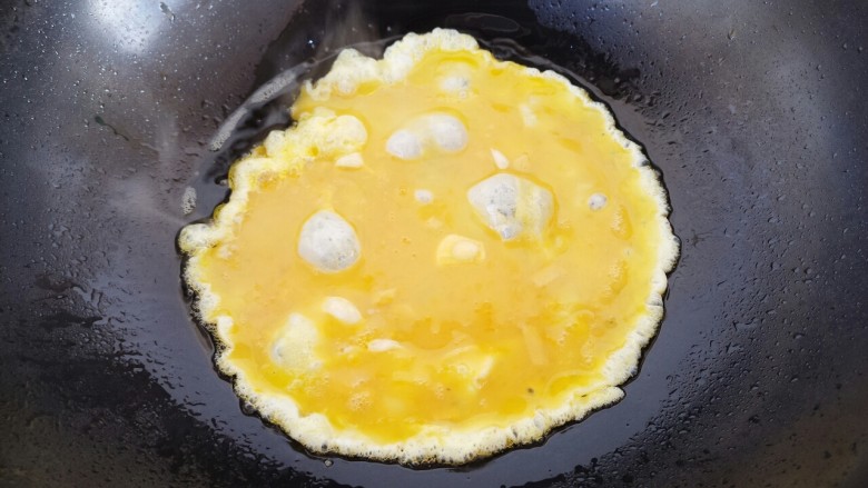 家常番茄炒蛋,把鸡蛋液放进去炒