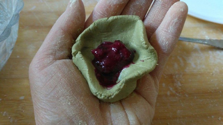 青蛙汤圆,揪一块抹茶剂子，搓成圆团，压扁包上蓝莓馅