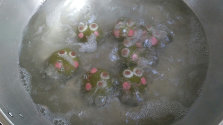 青蛙汤圆,水烧开，把汤圆放入，煮熟即可