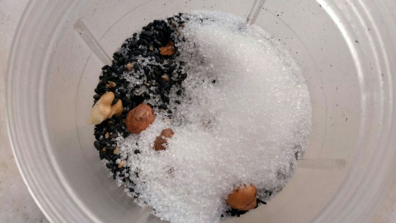 黑芝麻汤圆,把芝麻，核桃，榛子和白砂糖加入料理机打成泥。