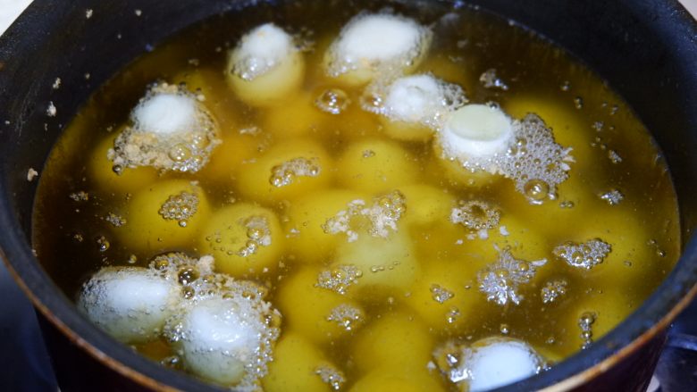 韩式辣酱虎皮蛋,锅中油烧制7成热下入鹌鹑蛋。