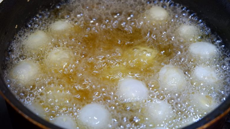韩式辣酱虎皮蛋,将鹌鹑蛋炸制金黄表面皱褶