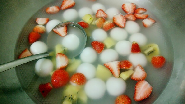 缤纷水果花生汤圆,颜色是不是特别漂亮，红红的草莓，绿绿的猕猴桃，整锅汤圆特别诱人