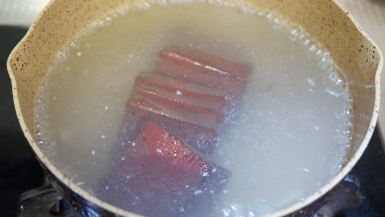 红白豆腐炖肉末,不用换水，在放入猪血焯一下捞出沥干水。