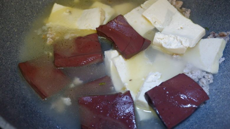 红白豆腐炖肉末,放入豆腐块、猪血块