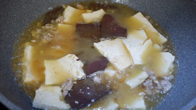 红白豆腐炖肉末,翻炒均匀，再次煮沸后，炖至收汁。