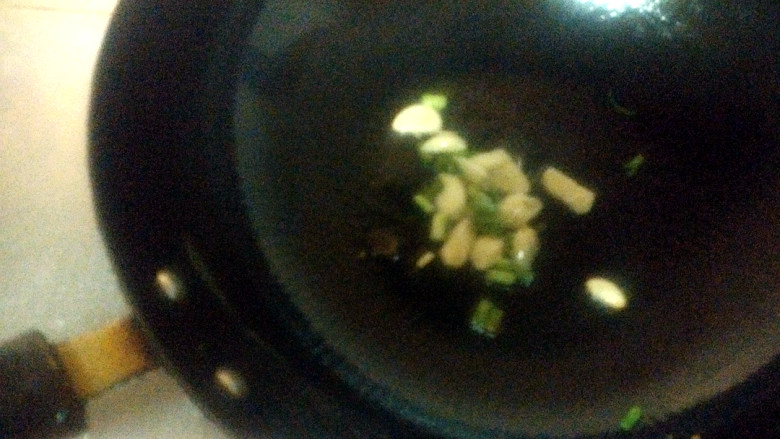 ~辣椒菌菇炒肉皮,放入葱，蒜，煸香。