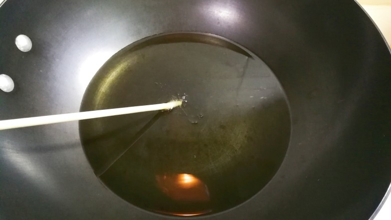 乡味+百花丛中金蝶飞,先放一根筷子到油锅，看到筷子周围冒泡就行了，调小火