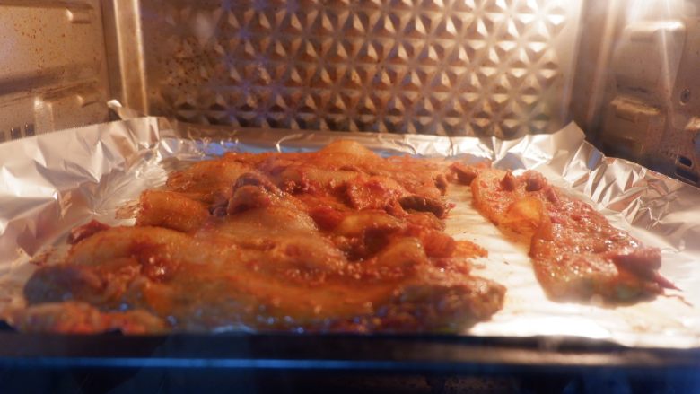 韩味五花肉（烤箱版）,烤7.8分钟的时候，观察一下边缘微微翘起。将五花肉取出。