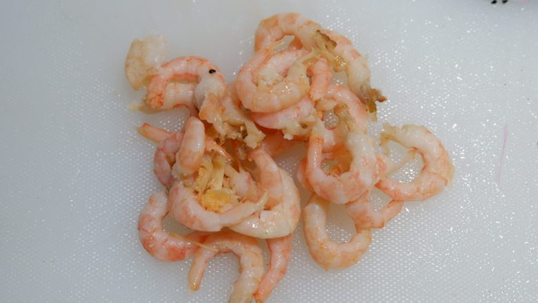 火龙果甜虾仁色拉,然后剥出虾仁用，厨房纸擦干多余水分备用。