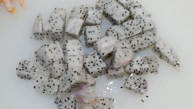火龙果甜虾仁色拉,取一半切成小块，如果你能吃都1颗都放进去也是可以的哦