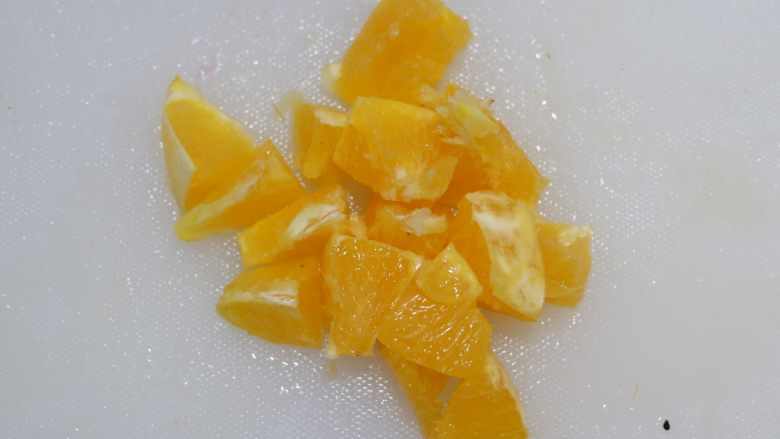 火龙果甜虾仁色拉,橙子去皮，切小块备用。