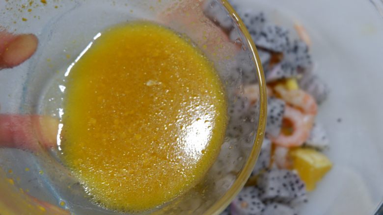 火龙果甜虾仁色拉,倒入酱汁搅拌均匀。留少量酱汁最终装盘时装饰用。
