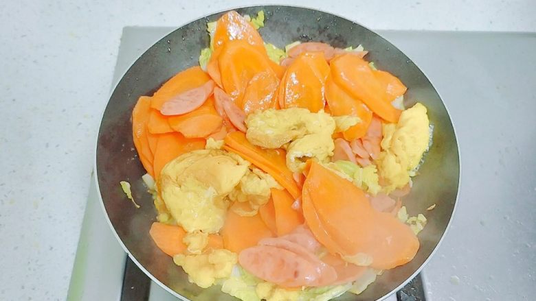 无调料&五香拌面,菜叶子断生后，把胡萝卜，火腿肠，鸡蛋，全部倒进去，一起翻炒。试下味道，淡了就加一点盐。四种食材，只有炒胡萝卜时放了盐。