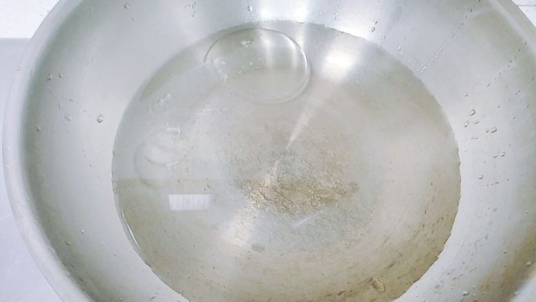 无调料&五香拌面,锅里加水加油烧开。水一次性多加点，后面最好不要再加水，实在要加，加温热水，不要加冷水。
